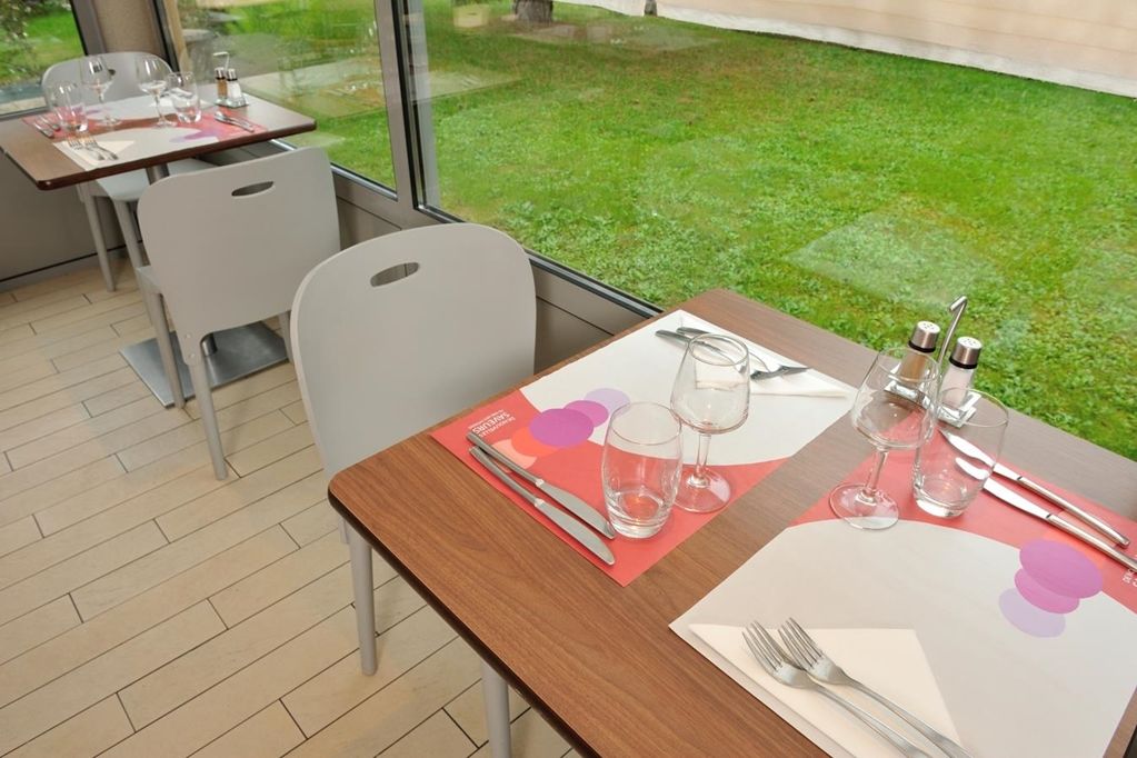 Campanile Saintes Otel Restoran fotoğraf